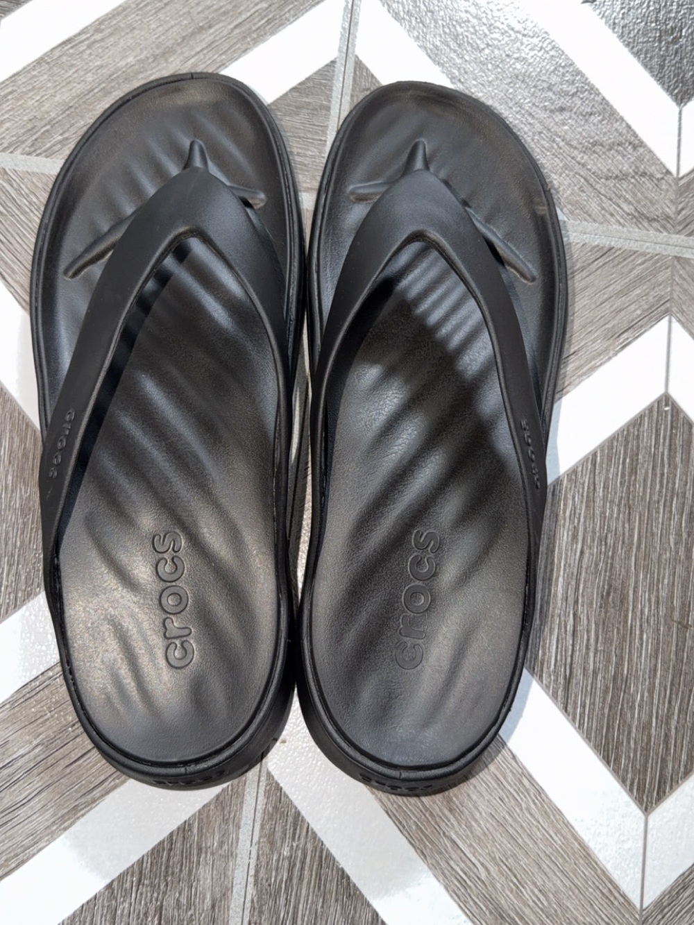 CROCS Black Classic Flip Sandals